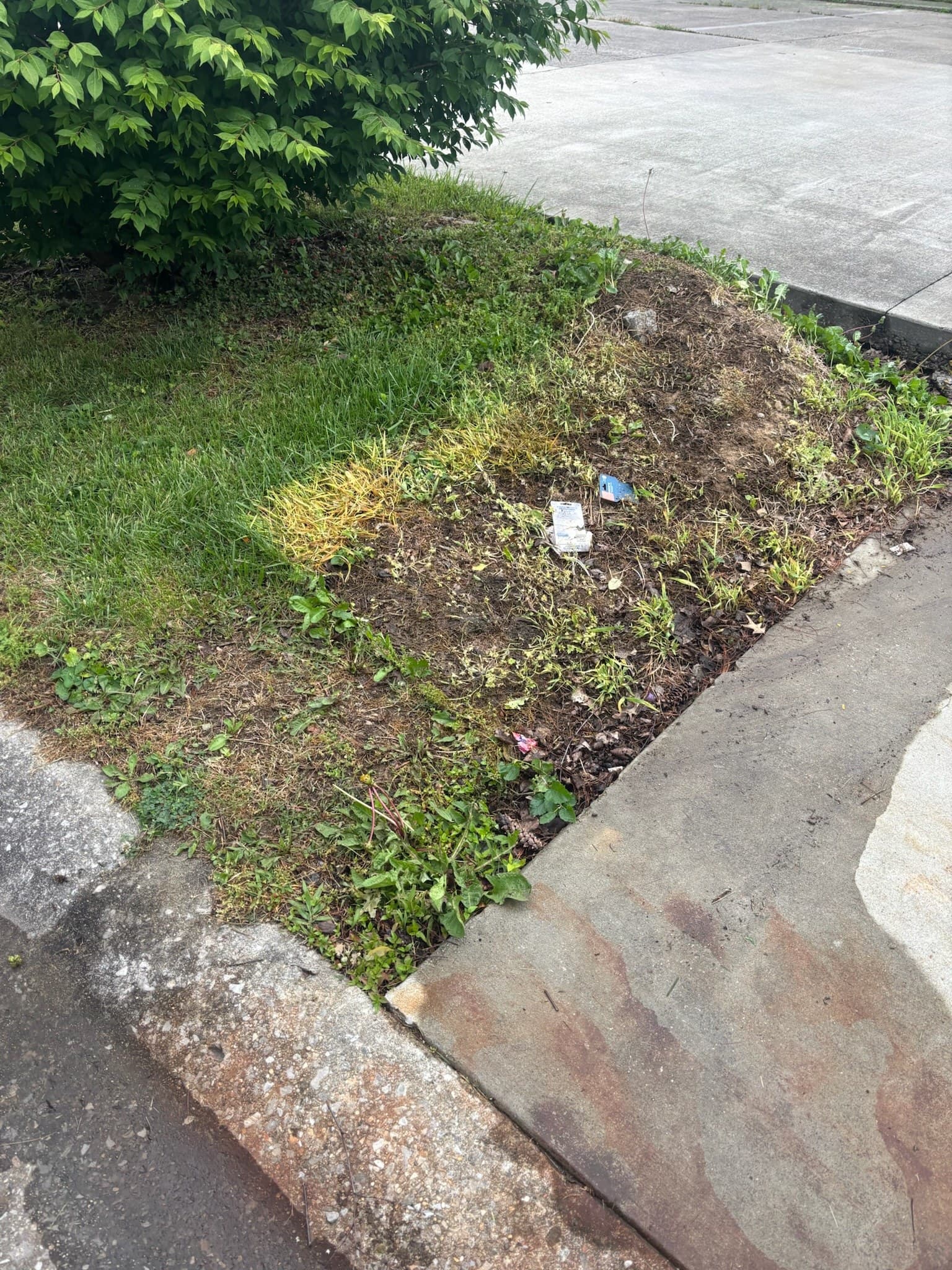 Apartment curb cleared after mattress pickup by Bag It Up